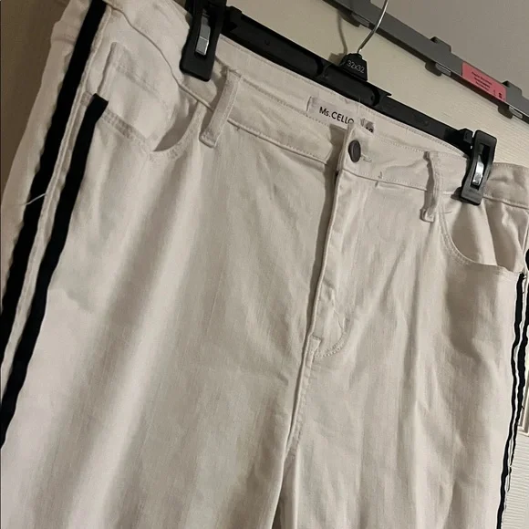 Stylish White Cropped Pants with Black Stripe - Picture 5 of 5